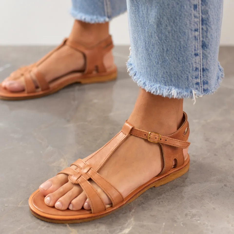 Feminine sandal with strap design