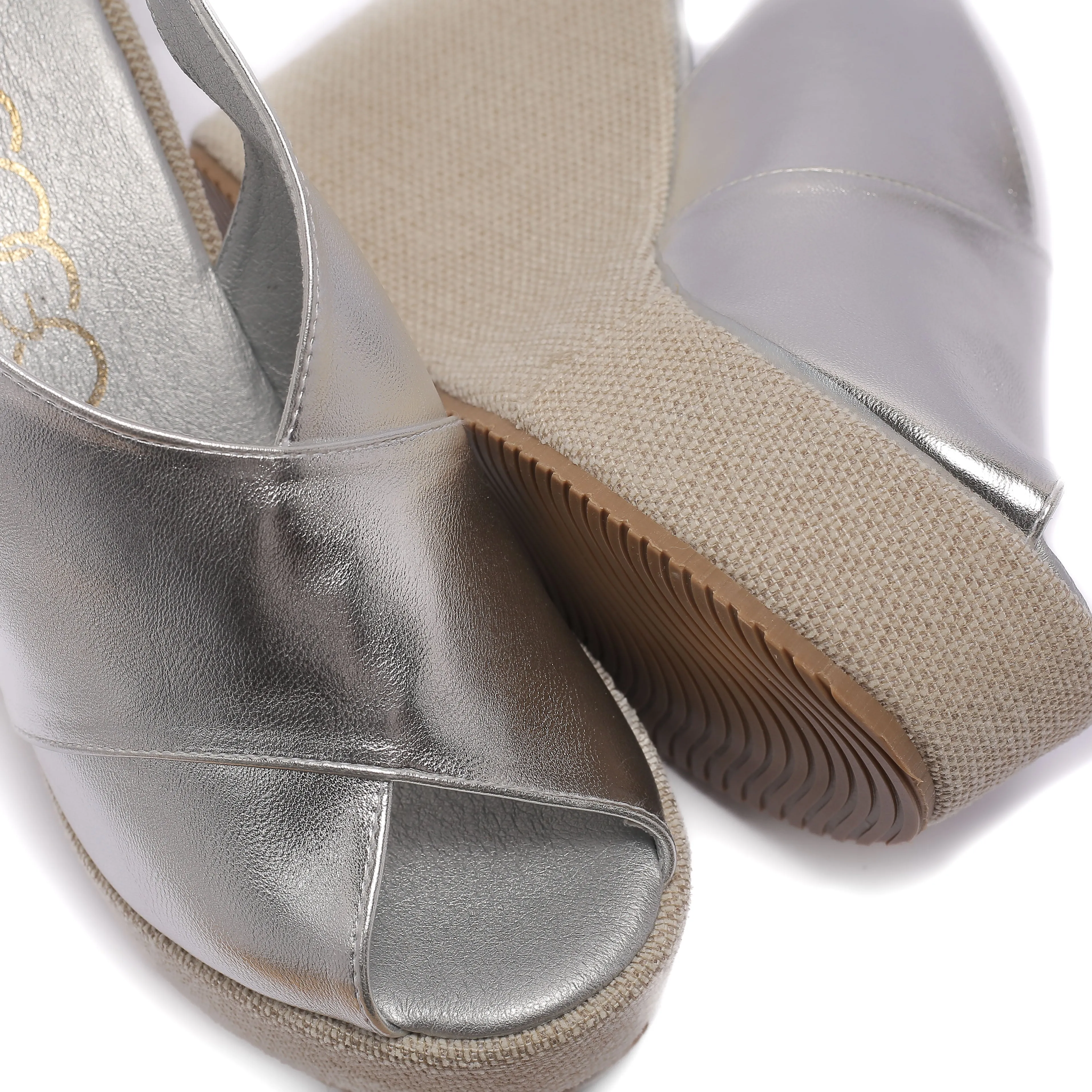 Heeled sandal with crossed straps in silver
