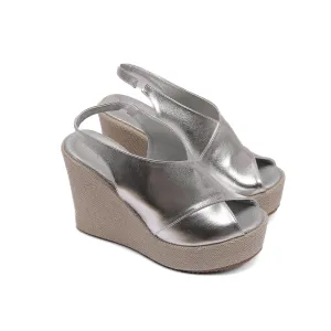 Heeled sandal with crossed straps in silver