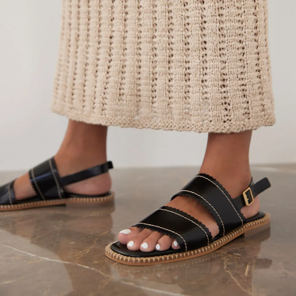 Leather sandal with wavy trim